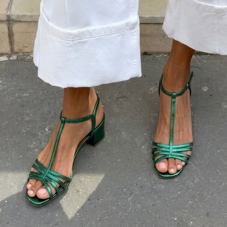 Allegra | Kultaiset Sandaalit Arkipäivän Eleganssia
