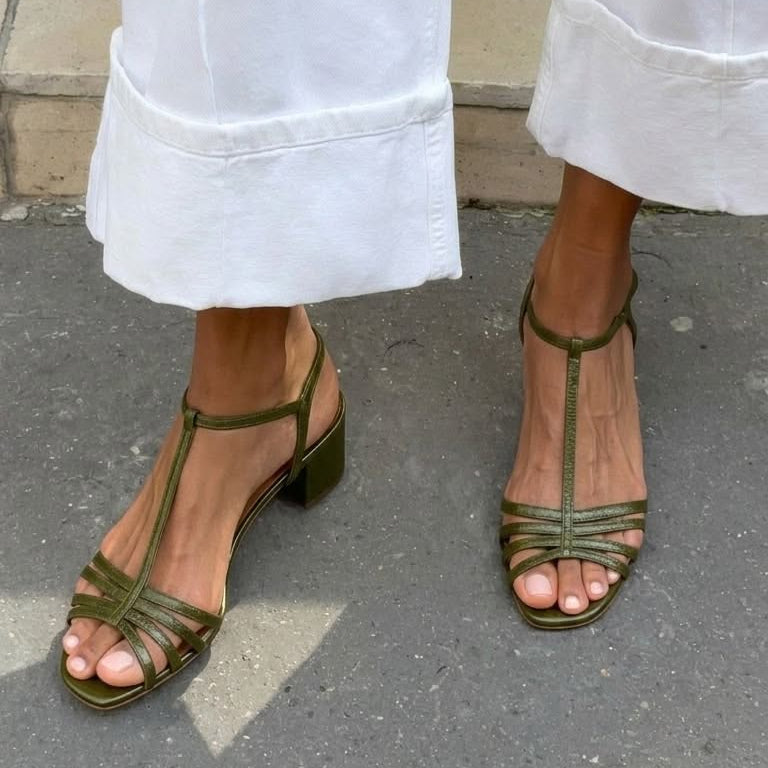 Allegra | Kultaiset Sandaalit Arkipäivän Eleganssia
